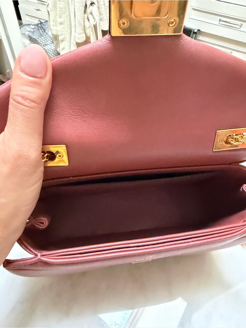 Valentino Garavani Burgundy Leather Shoulder Bag with Gold Chain - Picture 4 of 5